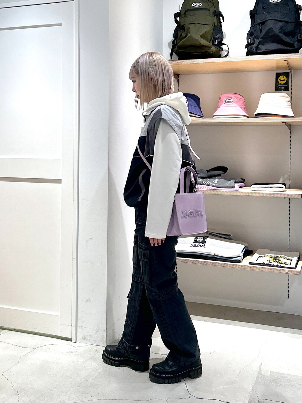 「xgirl、xgirljp、Xgirl_ootd、xgirl ootd、x-girl、x-girl_ootd、トラックジャケット、デニムパンツ、ハンドバッグ、ショルダーバッグ、パーカー」｜「X-girlのMULTI POCKET DENIM PANTS（デニムパンツ、ブラック系）」を使った、あんなさん（レディース・157cm）の春コーディネートの2枚目の写真
