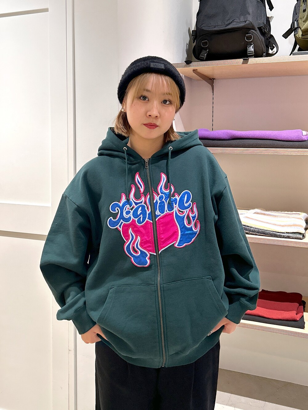 「xgirl、Xgirl_ootd、xgirl原宿、xgirl ootd、パーカー、スウェット、スウェットパンツ、シャギー、ショルダーバッグ、冬服」｜「X-girlのSHAGGY KNIT CAP（ニットキャップ/ビーニー、イエロー系）」を使った、あんなさん（レディース・157cm）の冬コーディネートの4枚目の写真