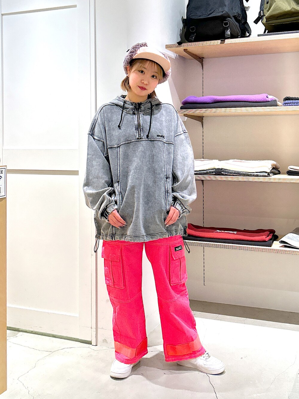 「xgirl、Xgirl_ootd、xgirl原宿、xgirl ootd、カーゴパンツ、パーカー、ジェットキャップ、ピンクコーデ、ストリート、ファッションを楽しもう、お洒落さんとつながりたい」｜「X-girlのADJUSTABLE HEM CARGO PANTS（カーゴパンツ、ピンク系）」を使った、あんなさん（レディース・157cm）の冬コーディネートの2枚目の写真