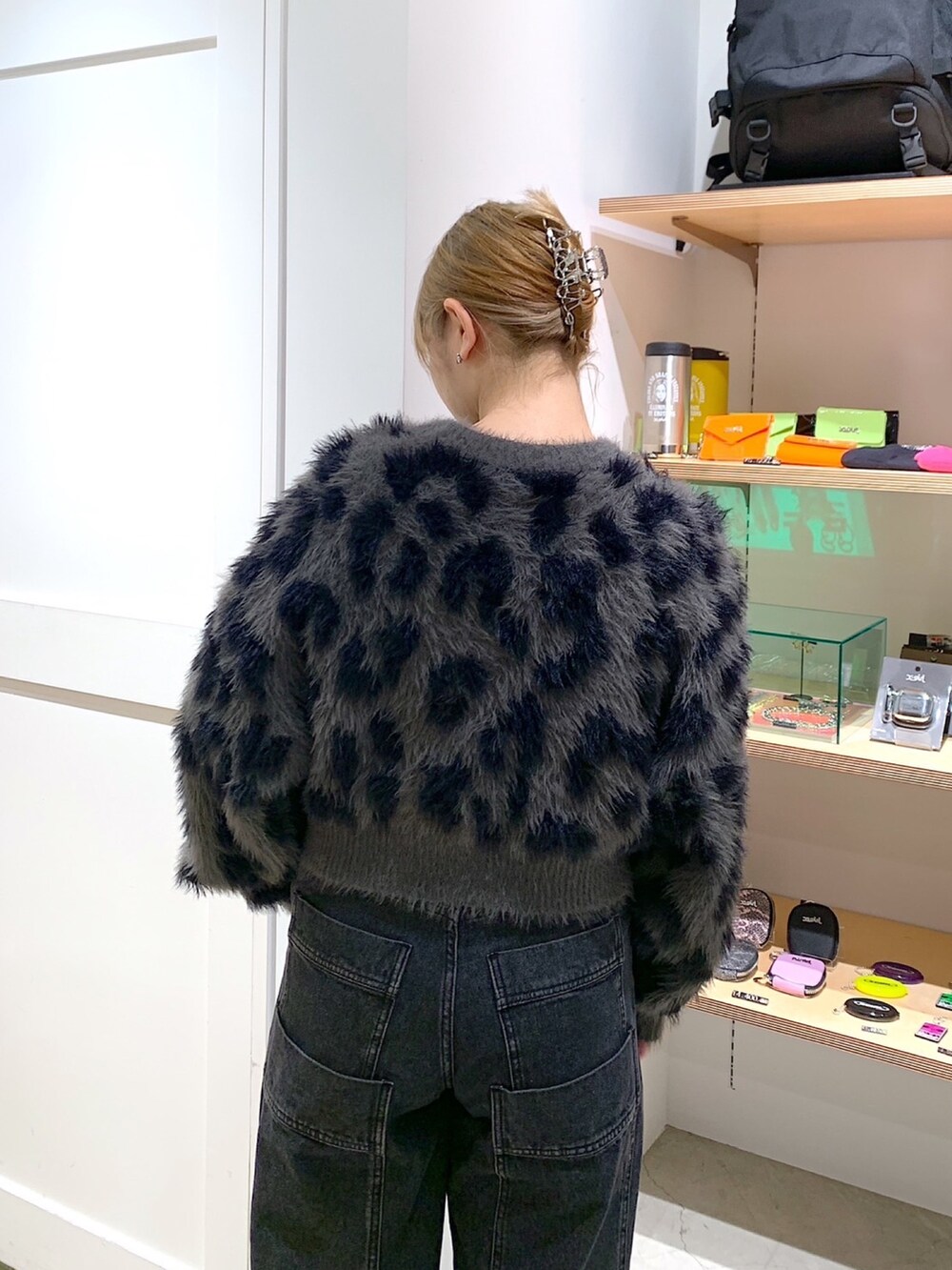 「xgirl、Xgirl_ootd、xgirl原宿、ニット、ショート丈トップス、ショルダーバッグ、デニムパンツ、バギーパンツ、ブラックコーデ、ブラックデニム」｜「X-girlのLEOPARD CROPPED KNIT TOP（ニット/セーター、グレー系）」を使った、あんなさん（レディース・157cm）の秋コーディネートの6枚目の写真