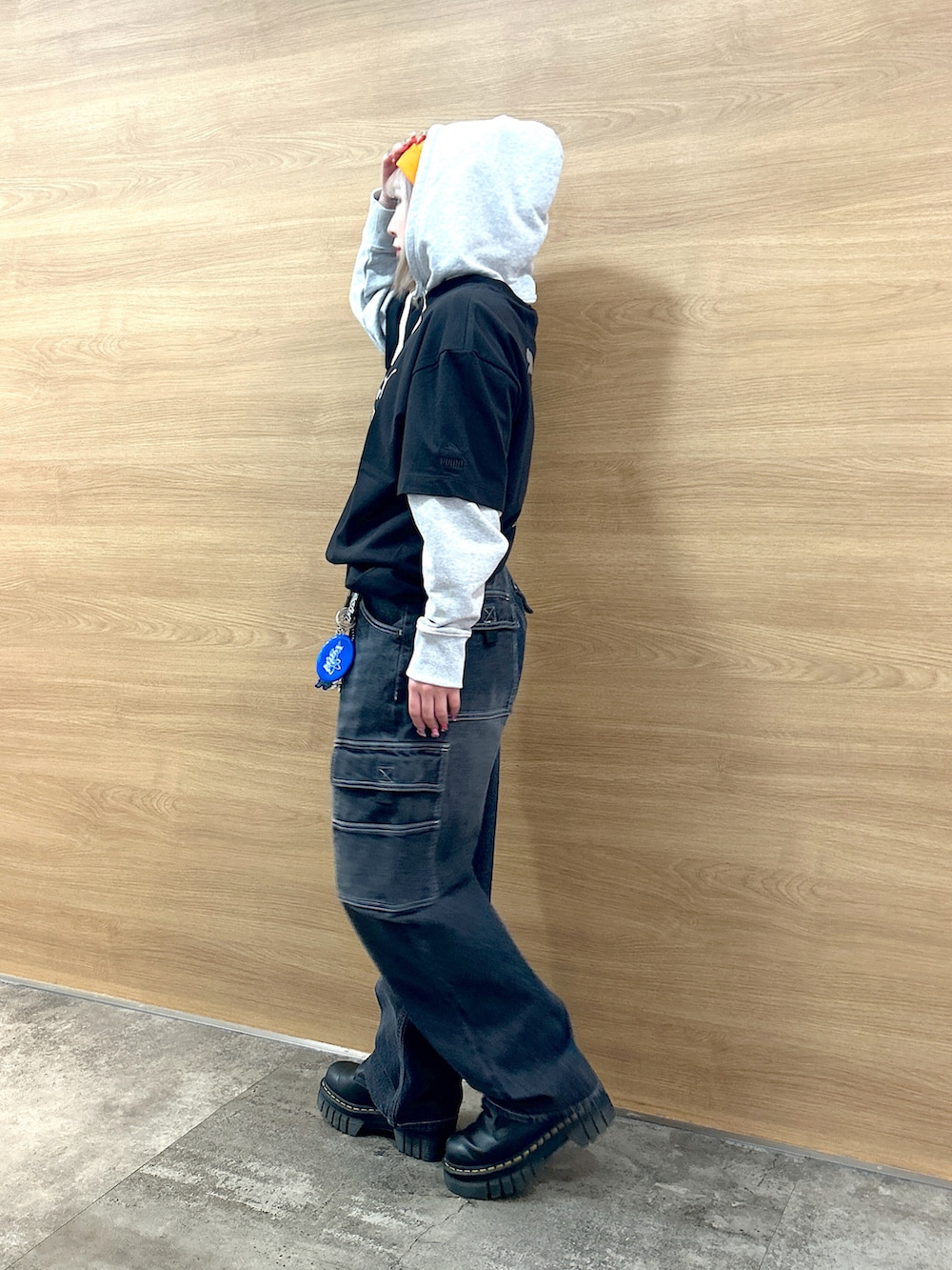 「Xgirl_ootd、xgirl、x-girl、xgirl ootd、x-girl_ootd、ストリートコーデ、パーカー、ビーニー、Tシャツ、コラボ、PUMA、プーマ、コラボアイテム、カーゴパンツ」｜「X-girlのFACE WIDE CARGO PANTS（カーゴパンツ、ブルー系）」を使った、あんなさん（レディース・157cm）の春コーディネートの2枚目の写真