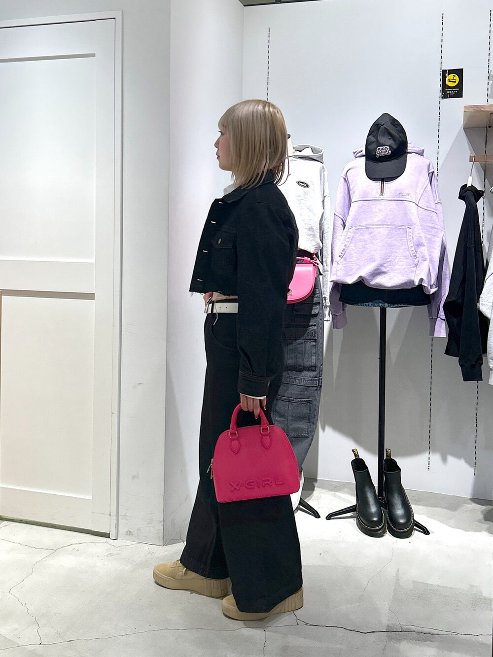 「xgirl、xgirl ootd、Xgirl_ootd、x-girl_ootd、x-girl、デニムパンツ、デニムジャケット、デニム、デニムセットアップ、セットアップ、クロップド丈、シャツ、ショルダーバッグ、ハンドバッグ、ベルト」｜「X-girlのOVERDYED DENIM PANTS（デニムパンツ、ブラック系）」を使った、あんなさん（レディース・157cm）の春コーディネートの2枚目の写真