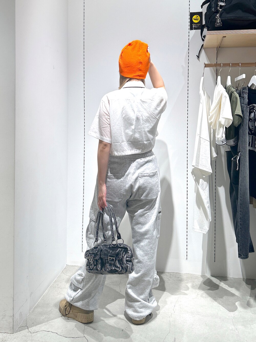 「xgirl、xgirl ootd、Xgirl_ootd、x-girl、xgirljp、x-girl_ootd、X-girl _ootd、エックスガール、夏コーデ、シャツスタイル、ネクタイ、スウェット、スウェットパンツ、ハンドバッグ、ビーニー」｜「X-girlのDOUBLE POCKET HAND BAG（ハンドバッグ、ブラック系）」を使った、あんなさん（レディース・157cm）の春コーディネートの3枚目の写真