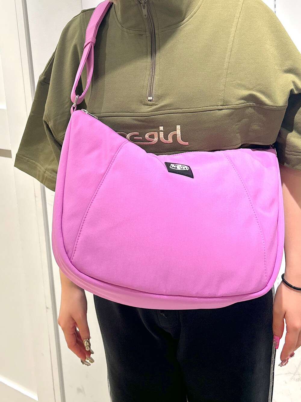 「Xgirl_ootd、x-girl、xgirl、xgirl ootd、xgirljp、x-girl_ootd、エックスガール、アノラックパーカー、ハーフジップ、キャップ、スウェットパンツ、ショルダーバッグ、夏コーデ」｜「X-girlのSWEAT PANTS（スウェットパンツ、グレー系）」を使った、あんなさん（レディース・157cm）の春コーディネートの4枚目の写真