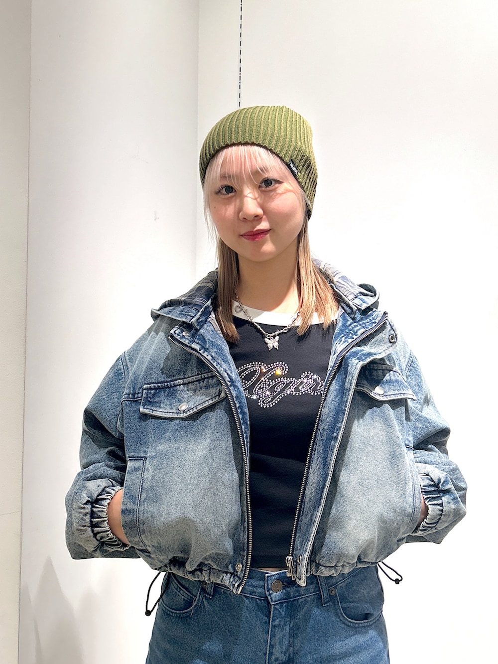 「xgirl、x-girl、Xgirl_ootd、X-girl、エックスガール、デニムジャケット、ロンT、デニムパンツ、ローライズデニム、ビーニー、ニット」｜「X-girlのLOW RISE HEM TUCK DENIM PANTS（デニムパンツ、ブルー系）」を使った、あんなさん（レディース・157cm）の秋コーディネートの4枚目の写真