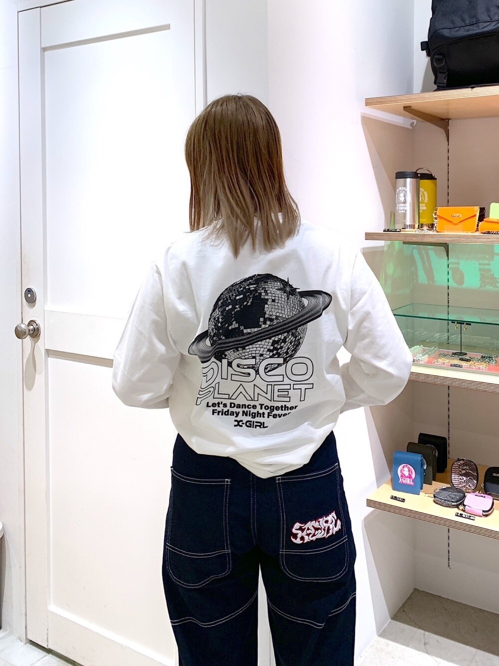 「xgirl、x-girl、Xgirl_ootd、xgirl ootd、スタジャン、デニム、デニムパンツ、スタジャンコーデ、メンズライク、ストリート」｜「X-girlのCOLLEGE LOGO STADIUM JUMPER（スタジャン、レッド系）」を使った、あんなさん（レディース・157cm）の秋コーディネートの5枚目の写真