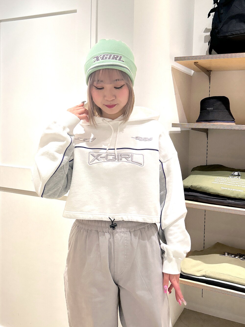「Xgirl_ootd、xgirl、x-girl、xgirljp、x-girl_ootd、xgirl ootd、ビーニー、ニット帽、クロップド丈、パーカー、イージーパンツ、コインケース」｜「X-girlのEASY PANTS（その他パンツ、グレー系）」を使った、あんなさん（レディース・157cm）の春コーディネートの5枚目の写真