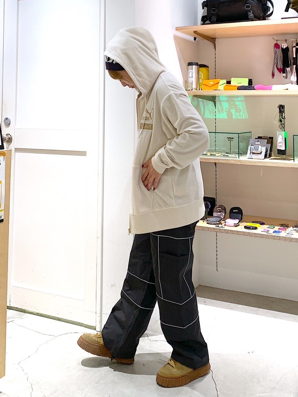 「xgirl、Xgirl_ootd、xgirl ootd、ビーニー、PUMA、コラボアイテム、リフレクター、ショート丈トップス、スポーティ、パーカー」｜「X-girlのLOGO JACQUARD BEANIE（ニットキャップ/ビーニー、ブラック系）」を使った、あんなさん（レディース・157cm）の秋コーディネートの2枚目の写真