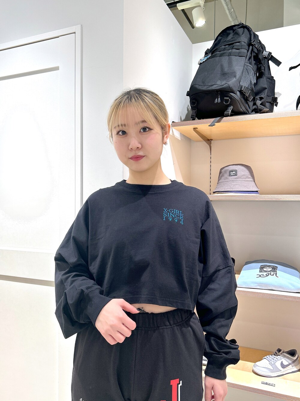 「シンプルコーデ、xgirl、x-girl、Xgirl_ootd、xgirl原宿、コラボ、コラボアイテム、JOJO、スウェットパンツ、クロップド丈」｜「X-girlのX-girl×ジョジョの奇妙な冒険SC SWEAT PANTS（スウェットパンツ、ブラック系）」を使った、あんなさん（レディース・157cm）の冬コーディネートの3枚目の写真