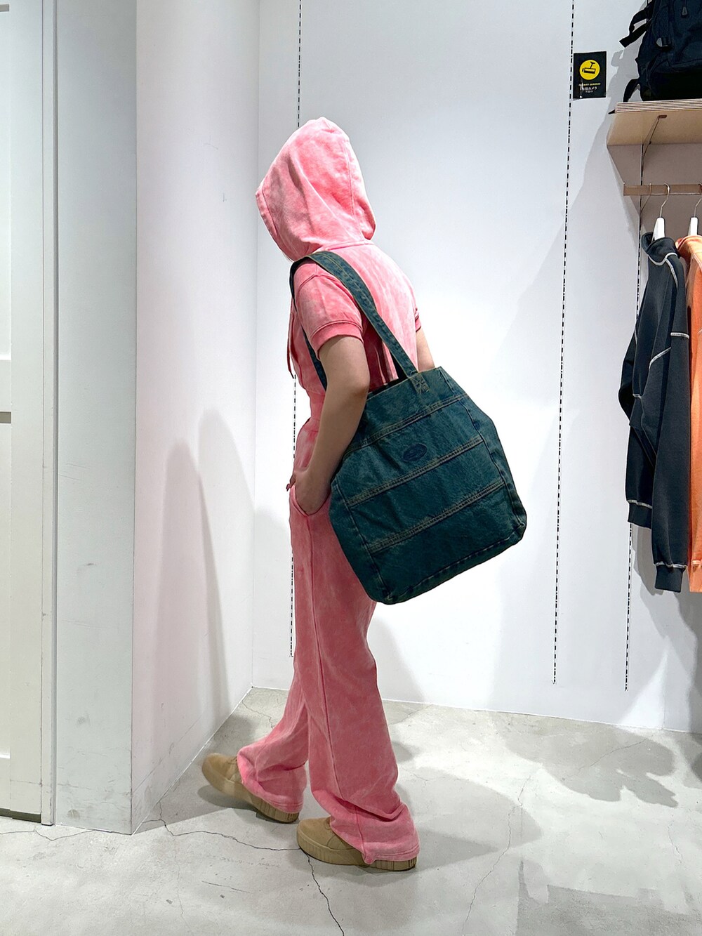 「xgirl、x-girl、Xgirl_ootd、xgirl ootd、xgirljp、xgirl原宿、セットアップ、クロップドトップス、クロップド丈、スウェットパンツ、トートバッグ、ファイヤーパターン」｜「X-girlの3WAY KNIT CAP（ニットキャップ/ビーニー、グレー系）」を使った、あんなさん（レディース・157cm）の春コーディネートの2枚目の写真
