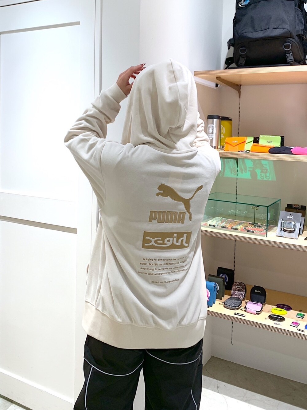 「xgirl、Xgirl_ootd、xgirl ootd、ビーニー、PUMA、コラボアイテム、リフレクター、ショート丈トップス、スポーティ、パーカー」｜「X-girlのLOGO JACQUARD BEANIE（ニットキャップ/ビーニー、ブラック系）」を使った、あんなさん（レディース・157cm）の秋コーディネートの5枚目の写真