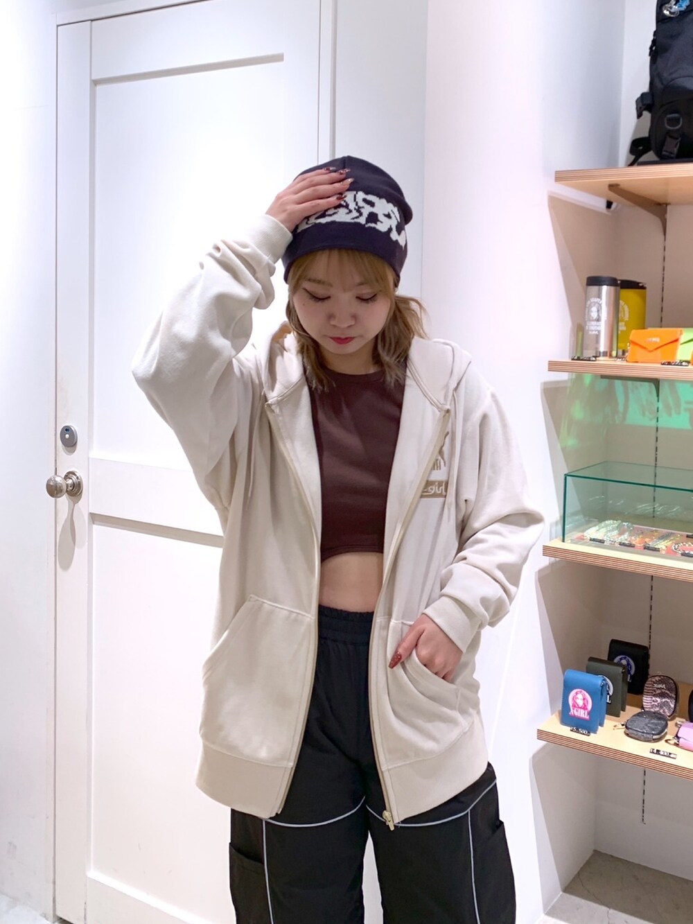 「xgirl、Xgirl_ootd、xgirl ootd、ビーニー、PUMA、コラボアイテム、リフレクター、ショート丈トップス、スポーティ、パーカー」｜「X-girlのLOGO JACQUARD BEANIE（ニットキャップ/ビーニー、ブラック系）」を使った、あんなさん（レディース・157cm）の秋コーディネートの4枚目の写真