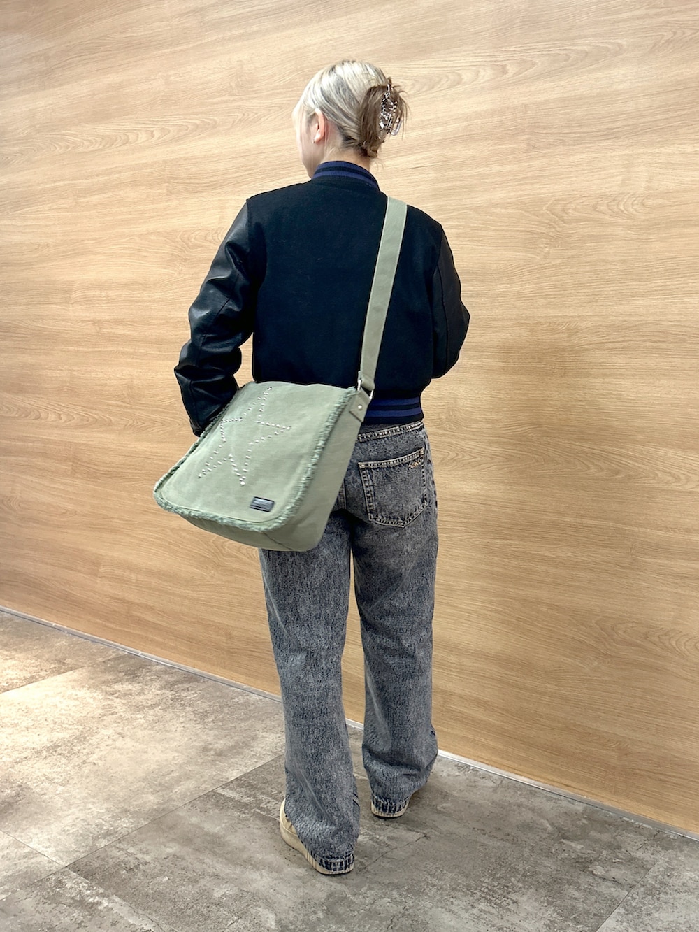 「x-girl、xgirl、スタジャン、Xgirl_ootd、x-girl_ootd、スタジアムジャンパー、デニム、デニムパンツ、ローライズデニム、ダメージデニムパンツ、ショルダーバッグ」｜「X-girlのDISTRESSED LOOSE FIT DENIM PANTS（デニムパンツ、ブラック系）」を使った、あんなさん（レディース・157cm）の秋コーディネートの3枚目の写真