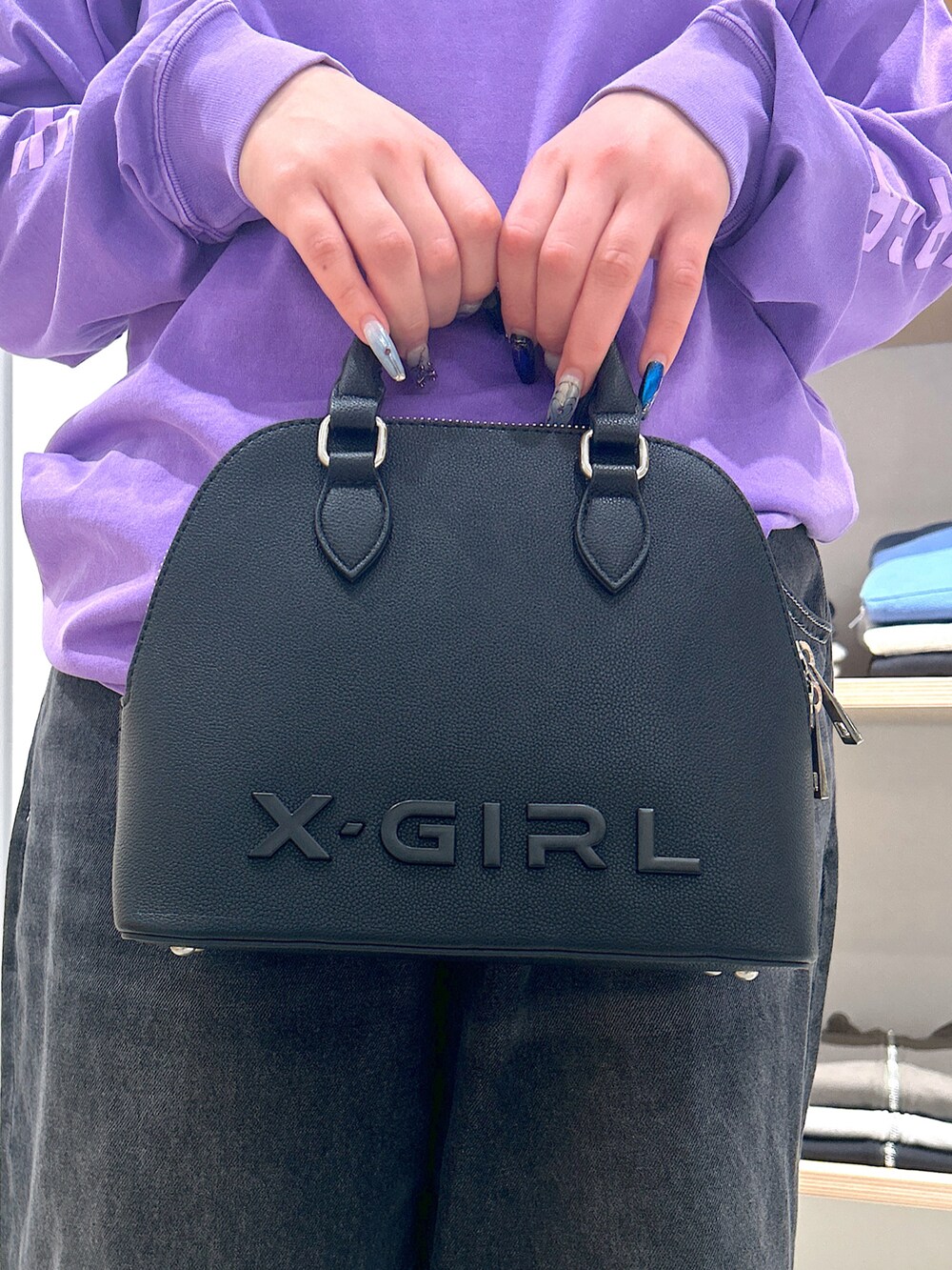 「xgirl、x-girl、Xgirl_ootd、xgirl ootd、xgirljp、x-girl_ootd、ビーニー、カラーコーデ、Tシャツ、ロングスリーブ、デニムパンツ、テーパードパンツ」｜「X-girlのBUTTERFLY JACQUARD BEANIE（ニットキャップ/ビーニー、ブラック系）」を使った、あんなさん（レディース・157cm）の冬コーディネートの5枚目の写真