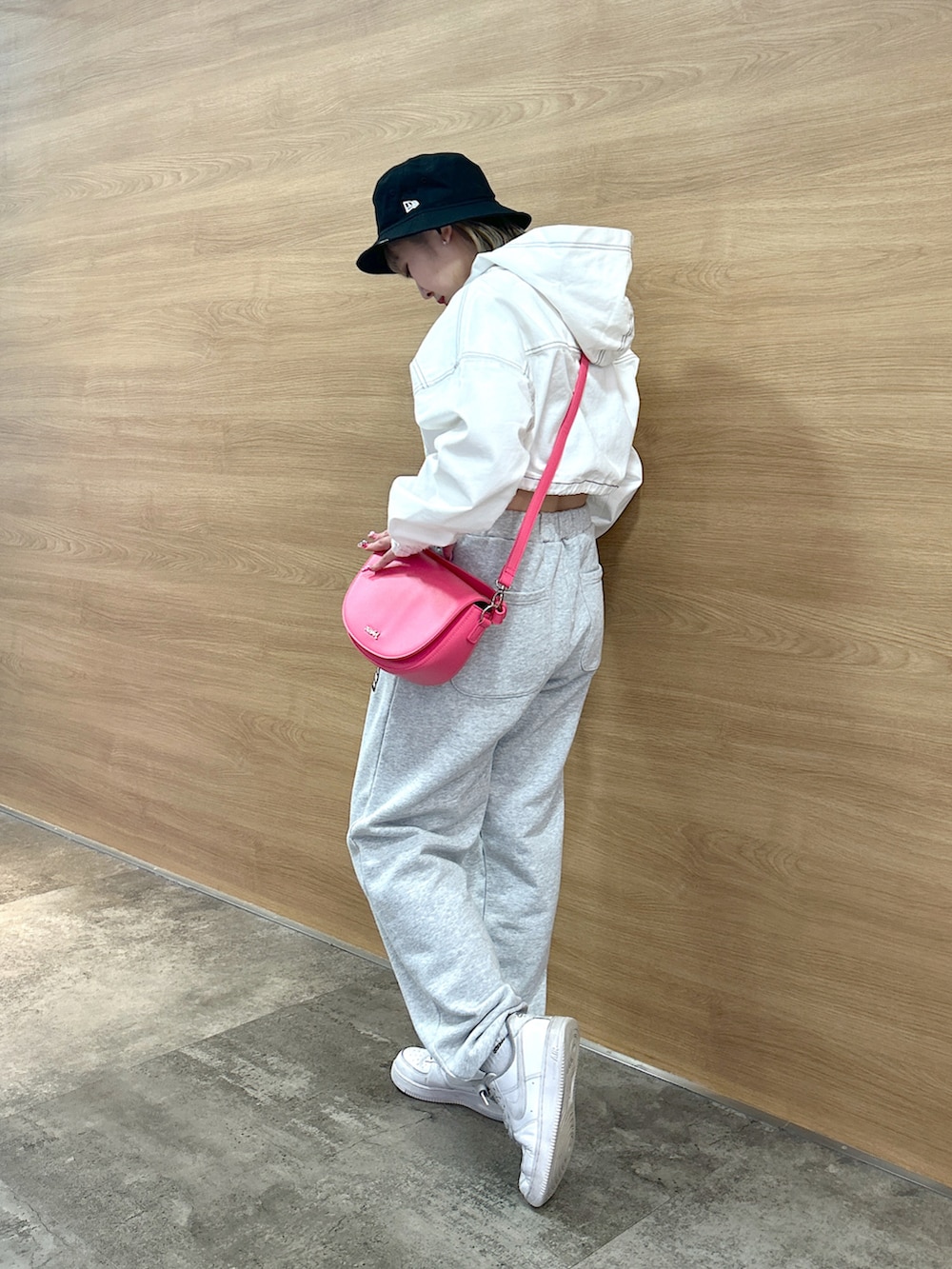 「Xgirl_ootd、xgirl、x-girl、xgirl ootd、xgirljp、x-girl_ootd、NEW ERA、フーディー、クロップド丈、スウェットパンツ、ハンドバッグ、ショルダーバッグ、バケットハット、バケハ」｜「X-girlのFACE PATCH SWEAT PANTS（スウェットパンツ、グレー系）」を使った、あんなさん（レディース・157cm）の春コーディネートの2枚目の写真