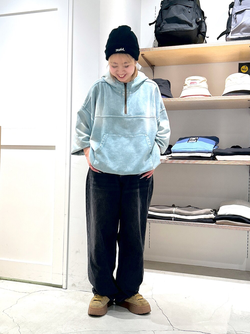 「xgirl、Xgirl_ootd、xgirl ootd、xgirljp、x-girl、x-girl_ootd、ビーニー、ニット帽、アノラックパーカー、パーカー、デニムパンツ、テーパードパンツ、ハーフジップ」｜「X-girlのBOX LOGO KNIT CAP（ニットキャップ/ビーニー、ブラック系）」を使った、あんなさん（レディース・157cm）の冬コーディネートの3枚目の写真