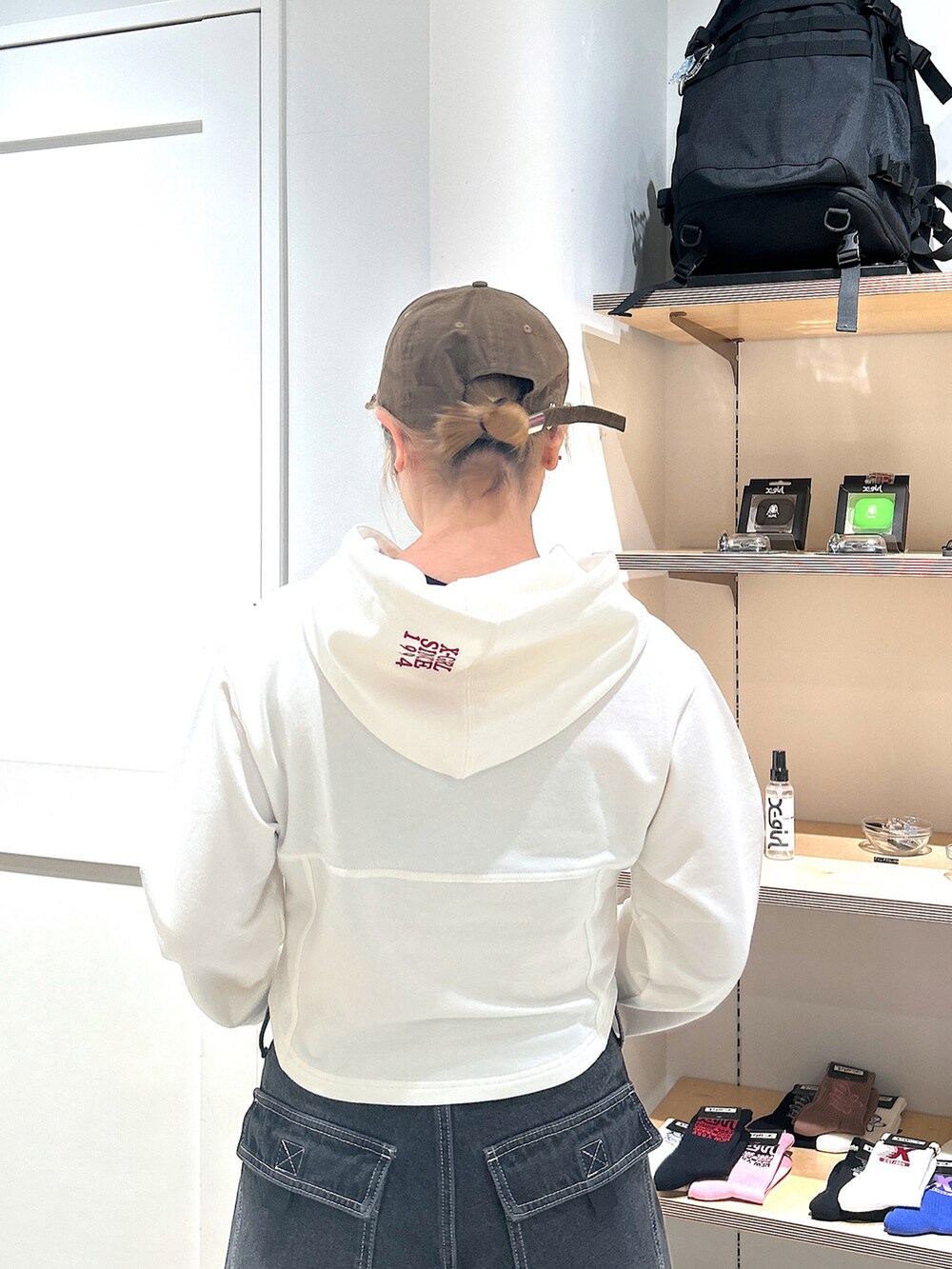 「xgirl、x-girl、Xgirl_ootd、X-girl原宿、キャップ、春コーデ、パーカー、クロップド丈、カーゴパンツ、シンプルコーデ、シンプル」｜「X-girlのCORSET SWEAT HOODIE（パーカー、ホワイト系）」を使った、あんなさん（レディース・157cm）の冬コーディネートの5枚目の写真