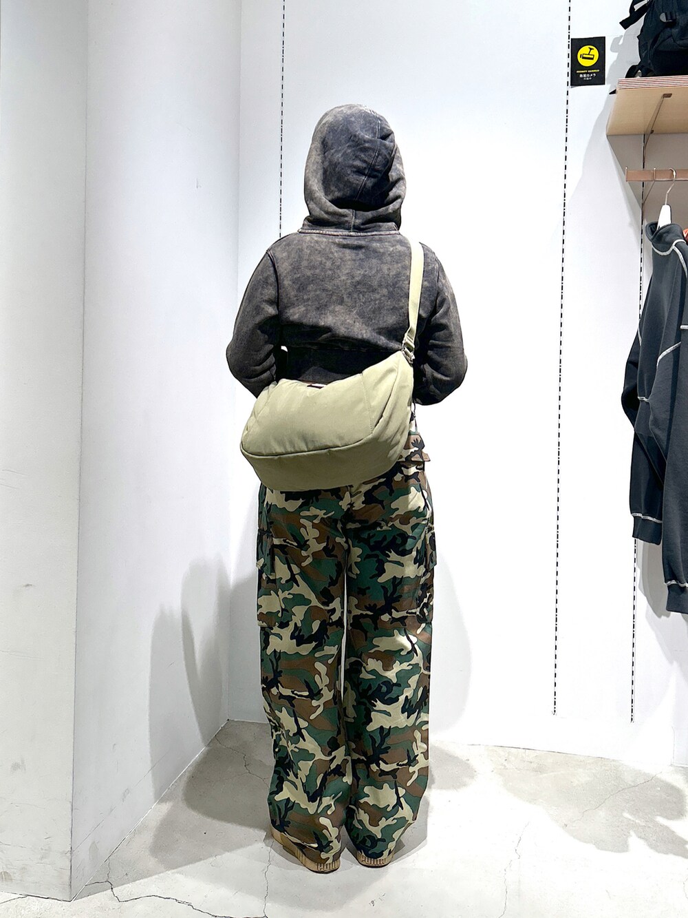 「xgirl、xgirl ootd、Xgirl_ootd、xgirljp、x-girl、x-girl_ootd、パーカー、クロップド丈、カーゴパンツ、キャップ、ショルダーバッグ、カモフラパンツ」｜「X-girlのCOMPACT L/S HOODIE（パーカー、ピンク系）」を使った、あんなさん（レディース・157cm）の春コーディネートの3枚目の写真