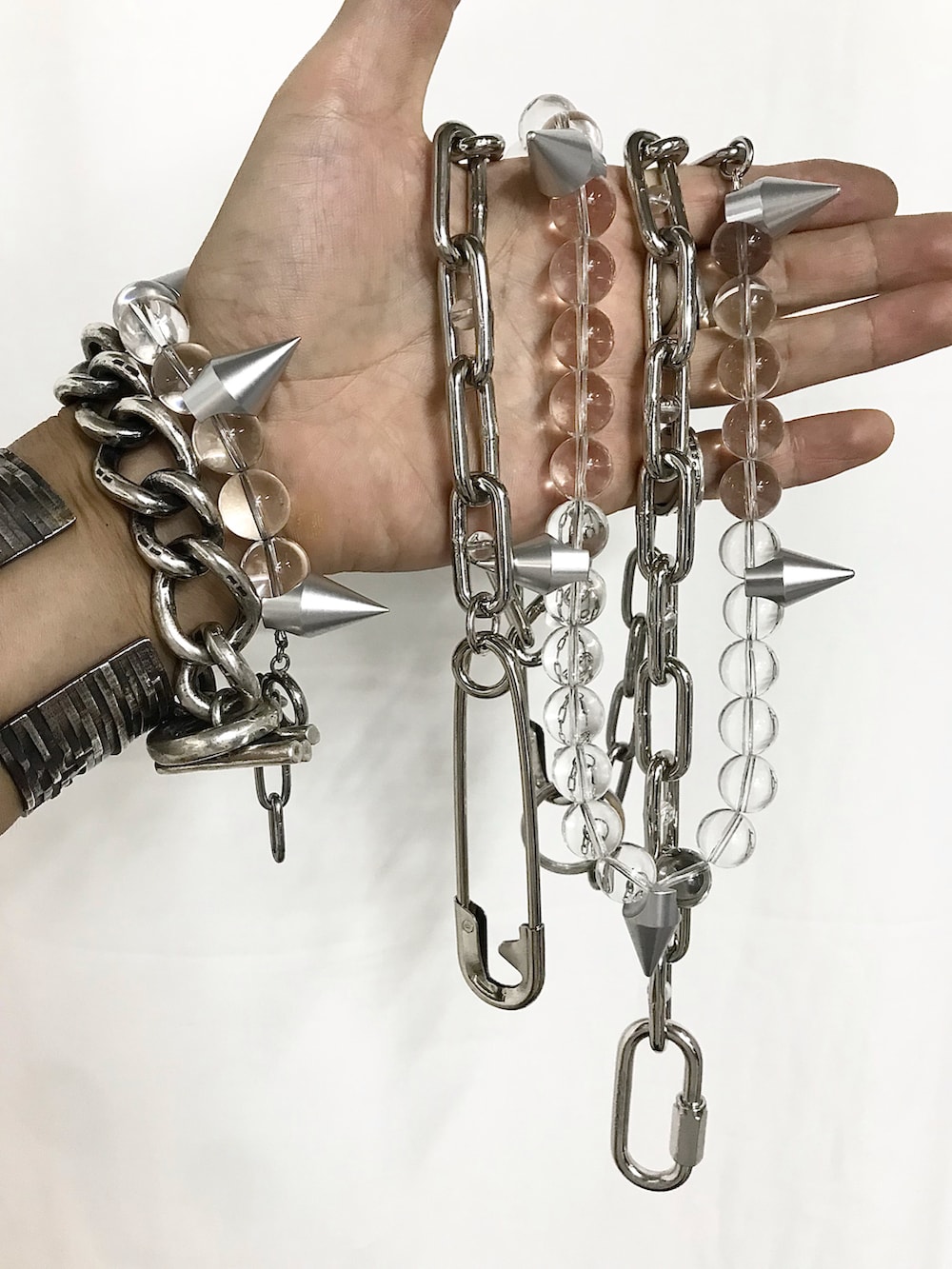 「JAM HOME MADE、ジャムホームメイド(JAM HOME MADE)、ジャムホームメイド、シルバーアクセサリー、ブレスレット、バングル、ネックレス、ブラック、ブラックコーデ、モード、お出かけコーデ、プチプラ、大人コーデ、きれいめカジュアル、オトナカジュアル」｜「JAM HOME MADEの水晶の(パワーストーン級)ライオットマリンウォレットチェーン（ウォレットチェーン、シルバー系）」を使った、ryunosuke terashiさん（メンズ・172cm）の夏コーディネートの2枚目の写真
