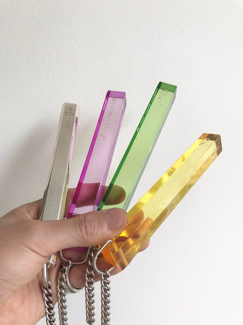 「JAM HOME MADE、ジャムホームメイド(JAM HOME MADE)、ジャムホームメイド、シルバーアクセサリー、オールブラック、ブラック、ブラックコーデ、モード、ストリート、アンクレット、休日スタイル、きれいめカジュアル、夏コーデ、モノトーン、大人カジュアル」|「JAM HOME MADEの誕生石 カラー ホテル キーホルダー M ブランド オリジナル(キーホルダー、その他)」を使った、ryunosuke terashiさん(メンズ・172cm)の夏コーディネートの2枚目の写真