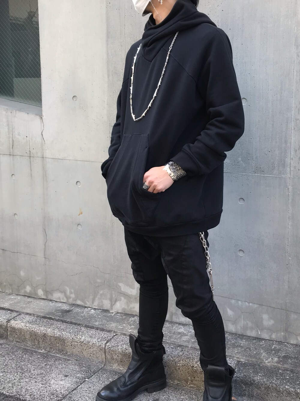 「ビックシルエット、レイヤードスタイル、冬コーデ、ストリート、UNIQLO、ワントーンコーデ、大人カジュアル、モノトーン、カジュアル、ラフ、ブラック、ブラックコーデ、モード、パーカー、黒コーデ」|「JAM HOME MADEの3D XZ ネックレス シルバー925 ブランド オリジナル アクセサリー(ネックレス、シルバー系)」を使った、ryunosuke terashiさん(メンズ・172cm)の冬コーディネートの2枚目の写真