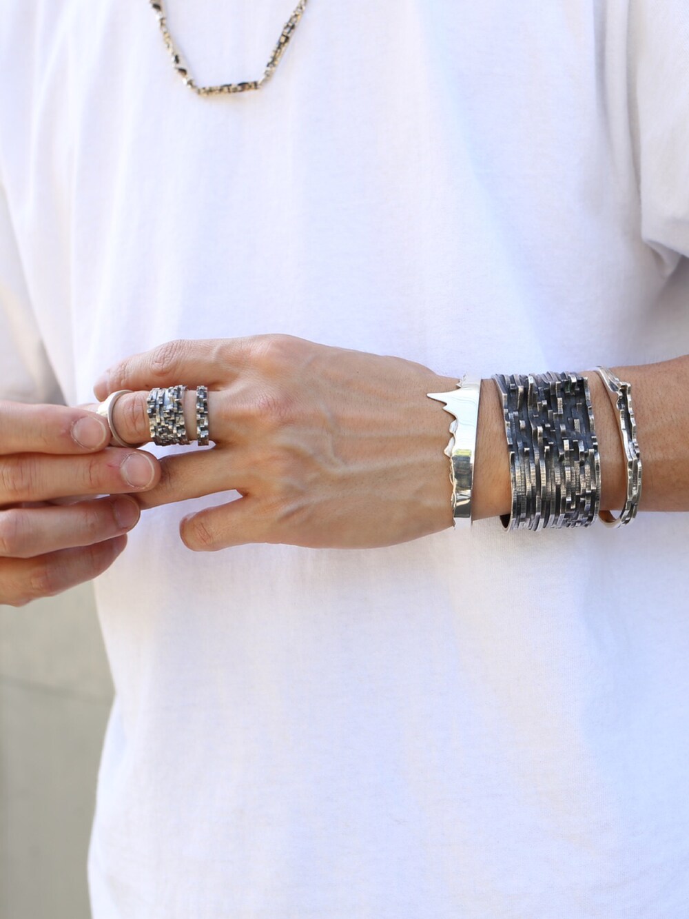 「JAMHOMEMADE、ジャムホームメイド(JAM HOME MADE)、ジャムホームメイド、シルバーアクセサリー、ブラック、ブラックコーデ、モード、ストリート、カジュアル、カジュアルコーデ、休日スタイル、オトナカジュアル、夏コーデ、ネックレス、シンプル」|「JAM HOME MADEの安全ピン ブラック ダイヤモンド シンプル ピアス M シルバー925 ブランド オリジナル アクセサリー(ピアス(片耳用)、シルバー系)」を使った、ryunosuke terashiさん(メンズ・172cm)の夏コーディネートの2枚目の写真