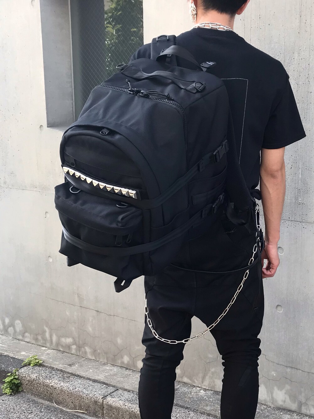 「JAM HOME MADE、ジャムホームメイド(JAM HOME MADE)、ジャムホームメイド、バックパック、リュック、オトナカジュアル、休日スタイル、Tシャツ、カジュアルコーデ、オールブラック、アウトドアスタイル、おでかけコーデ、モノトーンコーデ、春夏コーデ、モノトーン」|「JAM HOME MADEのアイテム(ウォレットチェーン、シルバー系)」を使った、ryunosuke terashiさん(メンズ・172cm)の夏コーディネートの2枚目の写真