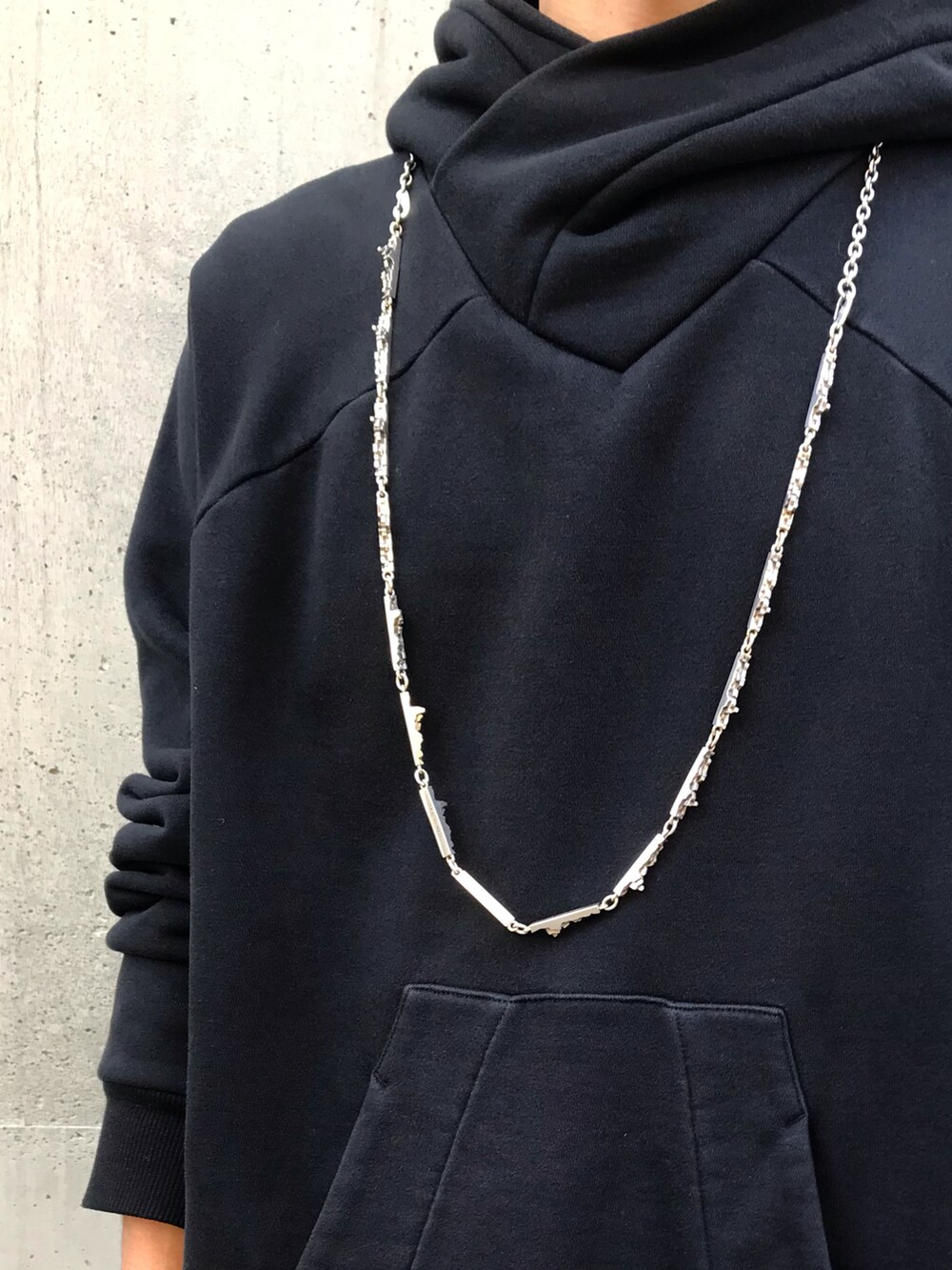 「ビックシルエット、レイヤードスタイル、冬コーデ、ストリート、UNIQLO、ワントーンコーデ、大人カジュアル、モノトーン、カジュアル、ラフ、ブラック、ブラックコーデ、モード、パーカー、黒コーデ」|「JAM HOME MADEの3D XZ ネックレス シルバー925 ブランド オリジナル アクセサリー(ネックレス、シルバー系)」を使った、ryunosuke terashiさん(メンズ・172cm)の冬コーディネートの3枚目の写真
