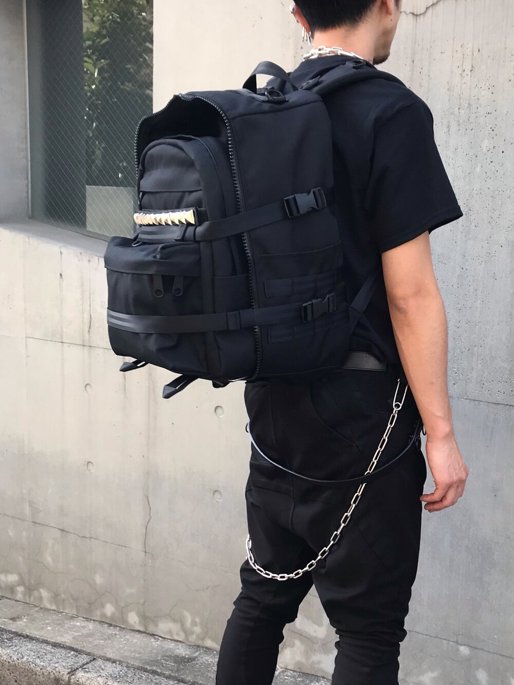 「JAM HOME MADE、ジャムホームメイド(JAM HOME MADE)、ジャムホームメイド、バックパック、シルバーアクセサリー、ブラック、オールブラック、モード、ストリート、休日スタイル、大人カジュアル、ブラックコーデ、モノトーン、夏コーデ、カジュアル」|「JAM HOME MADEのアイテム(ウォレットチェーン、シルバー系)」を使った、ryunosuke terashiさん(メンズ・172cm)の夏コーディネートの2枚目の写真