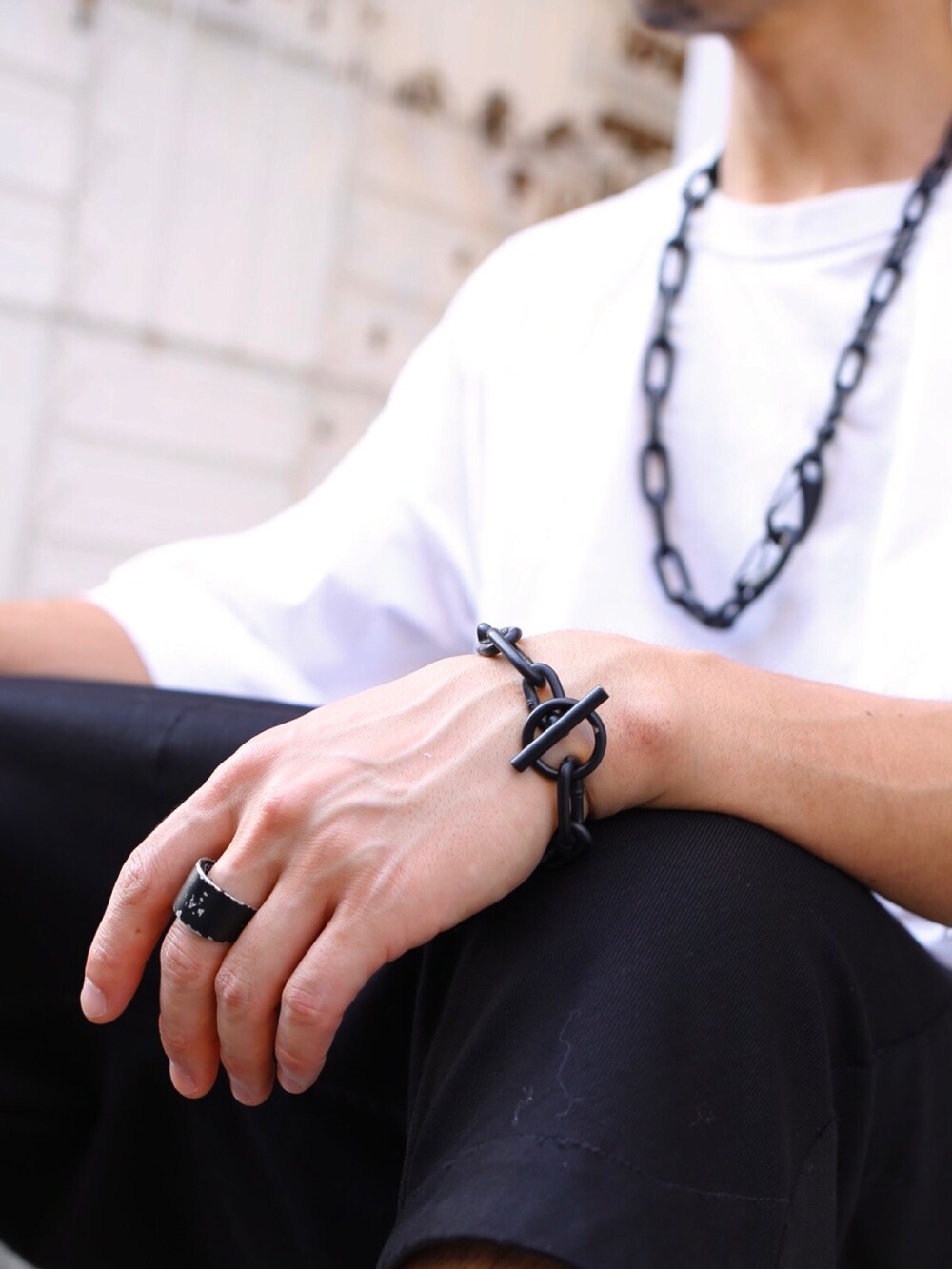 「JAMHOMEMADE、ジャムホームメイド(JAM HOME MADE)、ジャムホームメイド、シルバーアクセサリー、ネックレス、ブレスレット、リング、アンクレット、ブラック、ブラックコーデ、モード、ストリート、夏コーデ、休日スタイル、ワントーンコーデ」｜「JAM HOME MADEのアイテム（アンクレット、シルバー系）」を使った、ryunosuke terashiさん（メンズ・172cm）の夏コーディネートの2枚目の写真