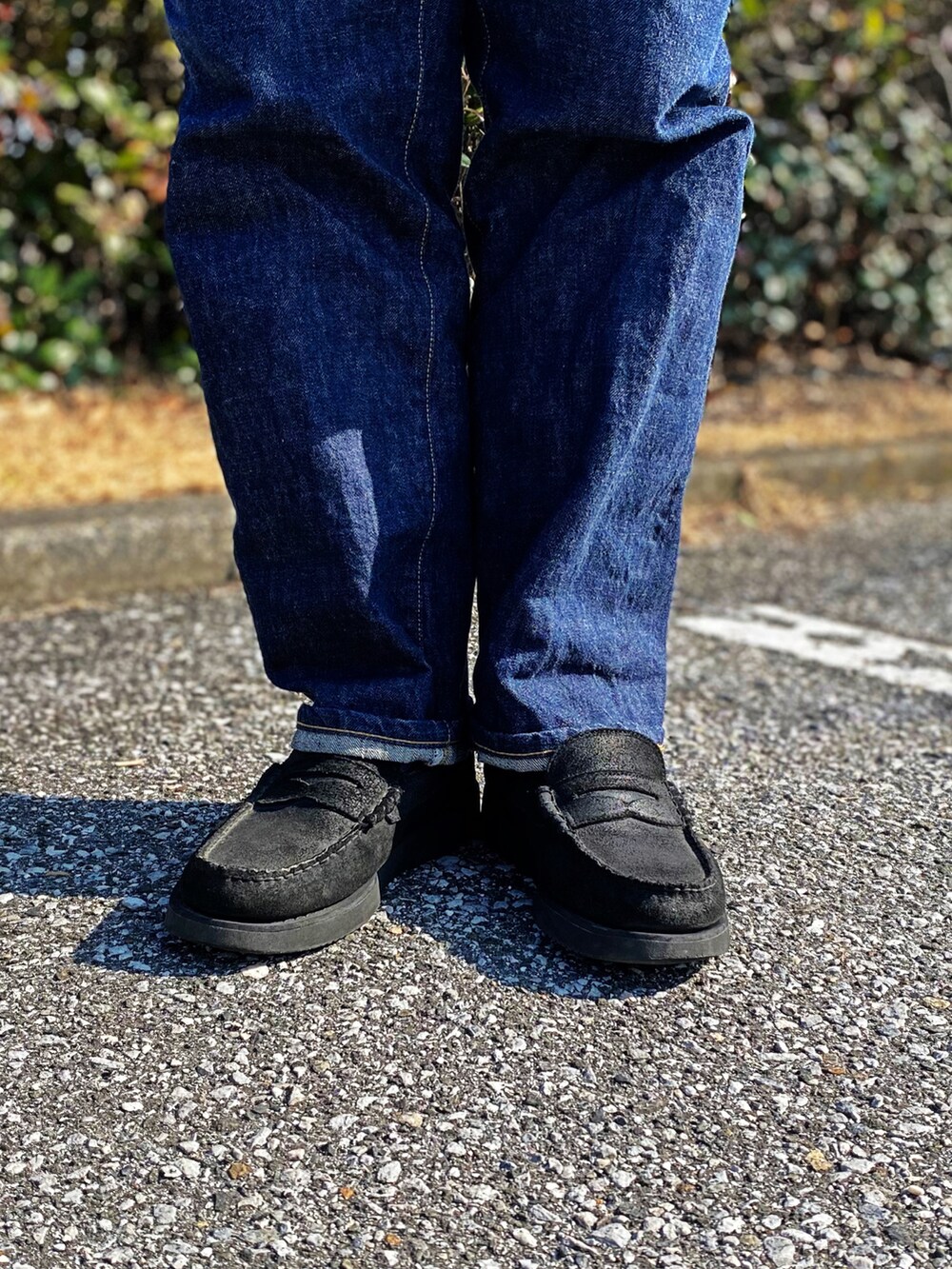 ブラック系のその他アウター、ブラック系のローファーを着用したメンズの冬コーディネートの4枚目の写真