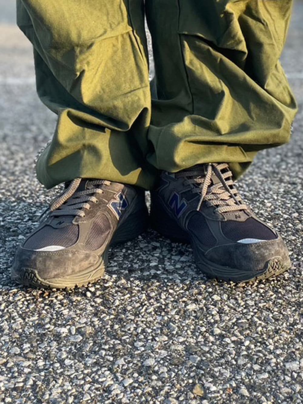 「700fill、M65、ミリタリー、カーゴパンツ、軍パン、休日スタイル、スポーツミックス、military、ニューバランス、m2002r、BEAMS、ootd、古着MIX、ラフコーデ、ジャージ」｜「700fillのアイテム（ナイロンジャケット、ブルー系）」を使った、locksnapbroさん（メンズ・175cm）の春コーディネートの3枚目の写真