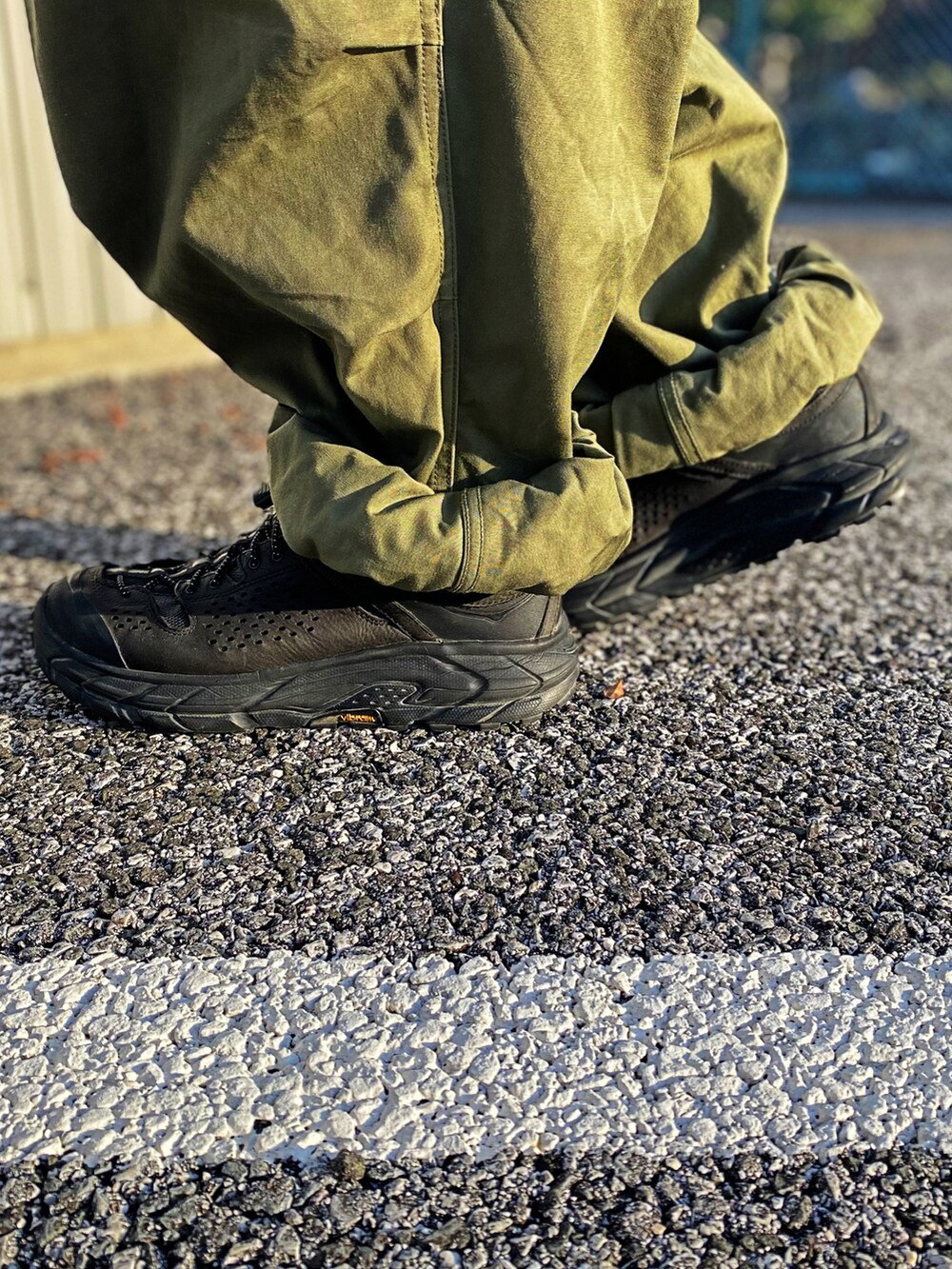 ブラック系のスニーカーを着用したメンズの冬コーディネートの4枚目の写真