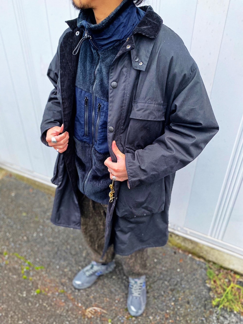 ブラック系のミリタリージャケット、ブラック系のモッズコート、ブラウン系のカーゴパンツを着用したメンズの冬コーディネートの5枚目の写真
