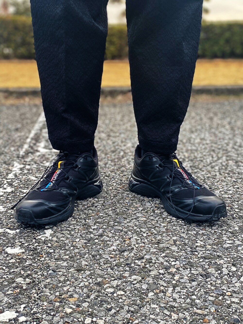 ブラック系のスニーカー、ブラック系のスラックス、グレー系のシャツ/ブラウスを着用したメンズの春コーディネートの3枚目の写真