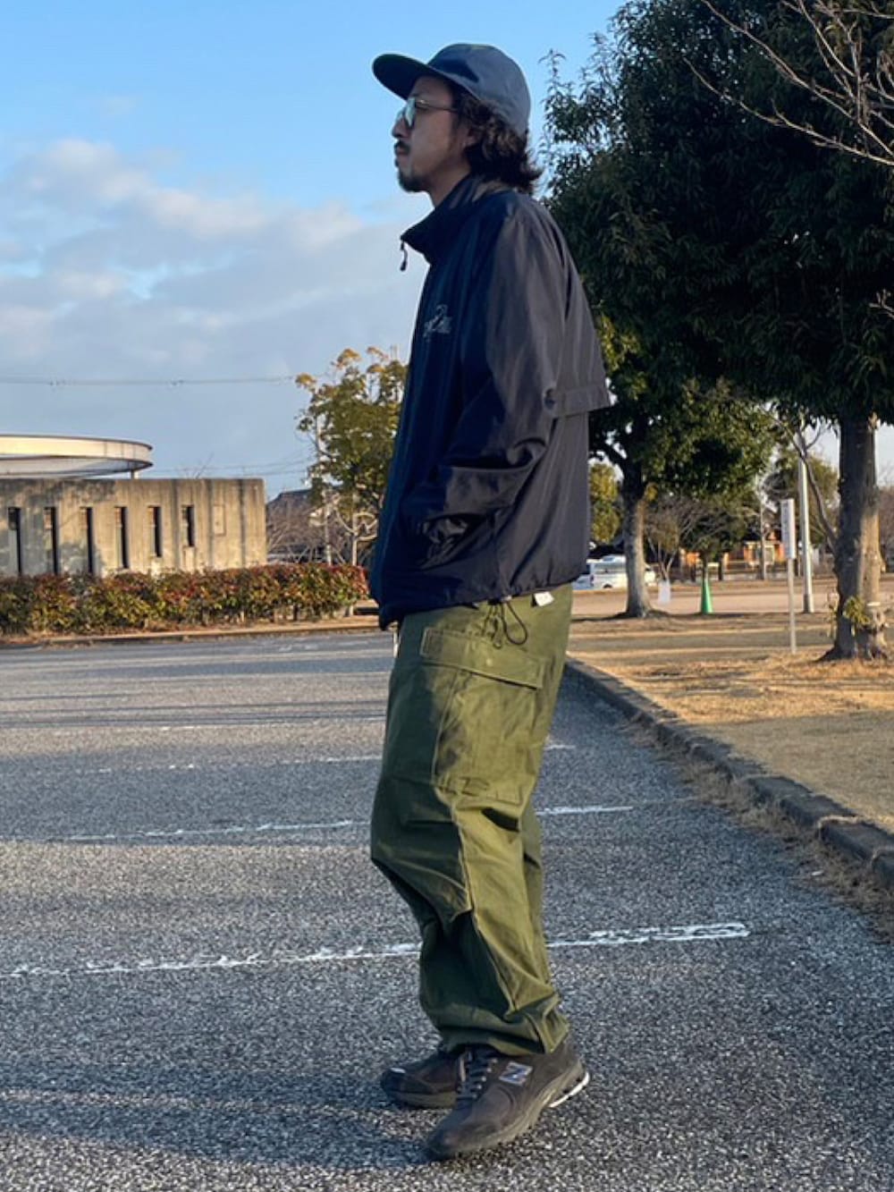 「700fill、M65、ミリタリー、カーゴパンツ、軍パン、休日スタイル、スポーツミックス、military、ニューバランス、m2002r、BEAMS、ootd、古着MIX、ラフコーデ、ジャージ」｜「700fillのアイテム（ナイロンジャケット、ブルー系）」を使った、locksnapbroさん（メンズ・175cm）の春コーディネートの2枚目の写真