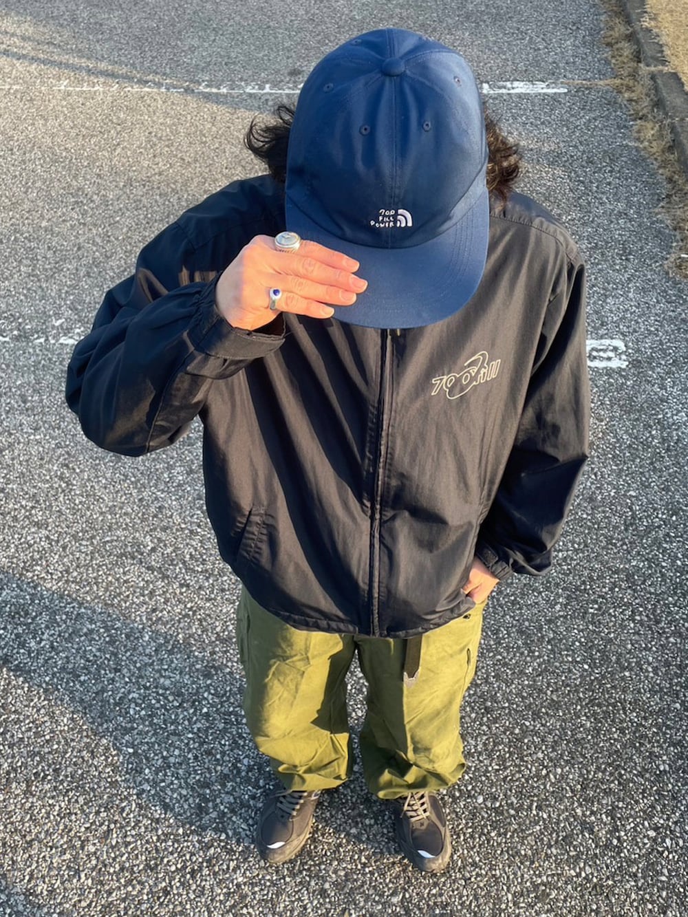「700fill、M65、ミリタリー、カーゴパンツ、軍パン、休日スタイル、スポーツミックス、military、ニューバランス、m2002r、BEAMS、ootd、古着MIX、ラフコーデ、ジャージ」｜「700fillのアイテム（ナイロンジャケット、ブルー系）」を使った、locksnapbroさん（メンズ・175cm）の春コーディネートの5枚目の写真