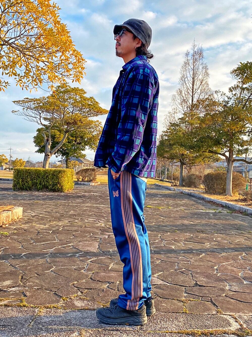 ブラック系のスニーカー、ブルー系のその他パンツ、ブルー系のジャケット/アウターを着用したメンズの春コーディネートの2枚目の写真