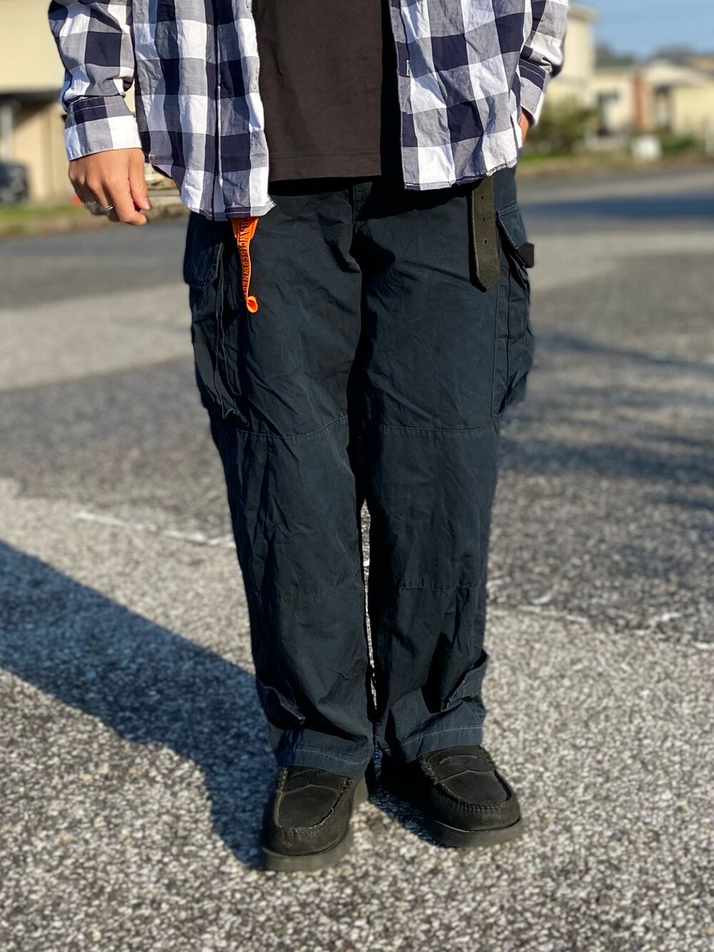 ブラック系のローファー、ブラック系のカーゴパンツ、ホワイト系のシャツ/ブラウスを着用したメンズの春コーディネートの3枚目の写真