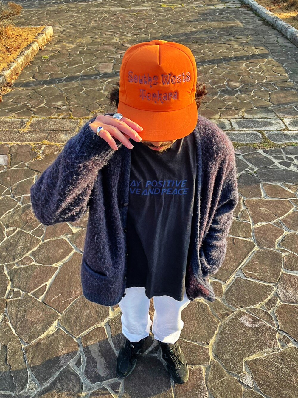 ホワイト系のスウェットパンツ、ブラック系のスニーカー、パープル系のカーディガン/ボレロを着用したメンズの春コーディネートの5枚目の写真