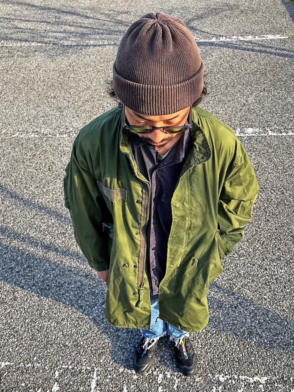 グレー系のシャツ/ブラウス、ブルー系のデニムパンツ、ブラック系のスニーカーを着用したメンズの春コーディネートの5枚目の写真