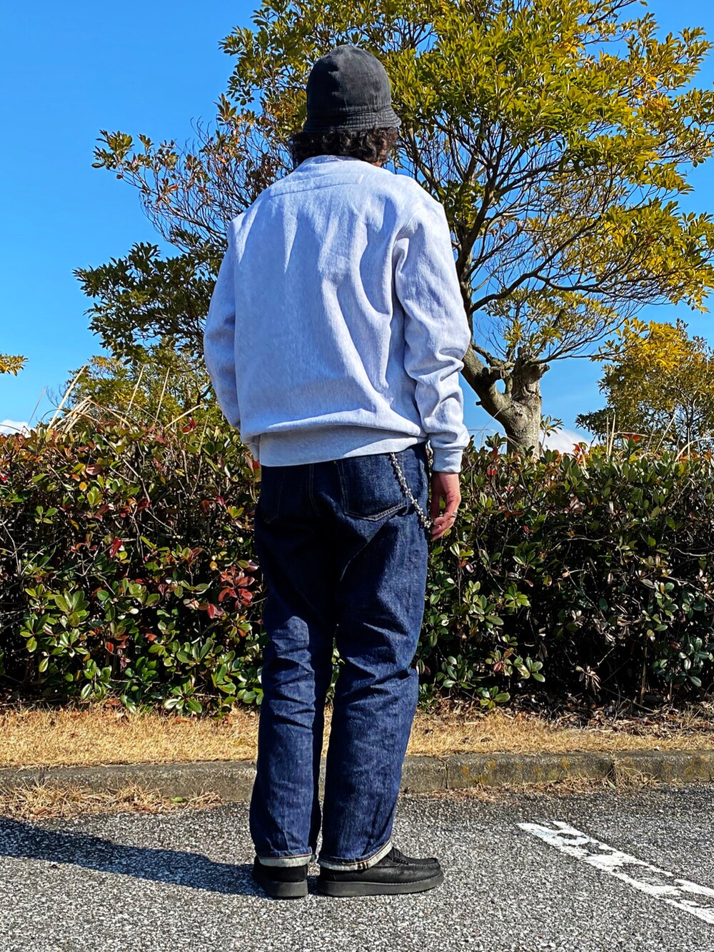 グレー系のスウェット、ブラック系のローファーを着用したメンズの冬コーディネートの3枚目の写真