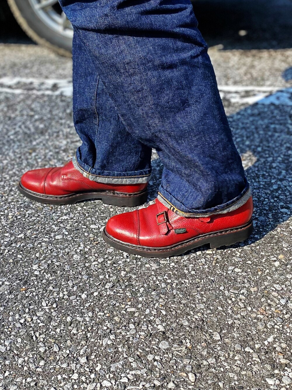 レッド系のブーツを着用したメンズの冬コーディネートの4枚目の写真