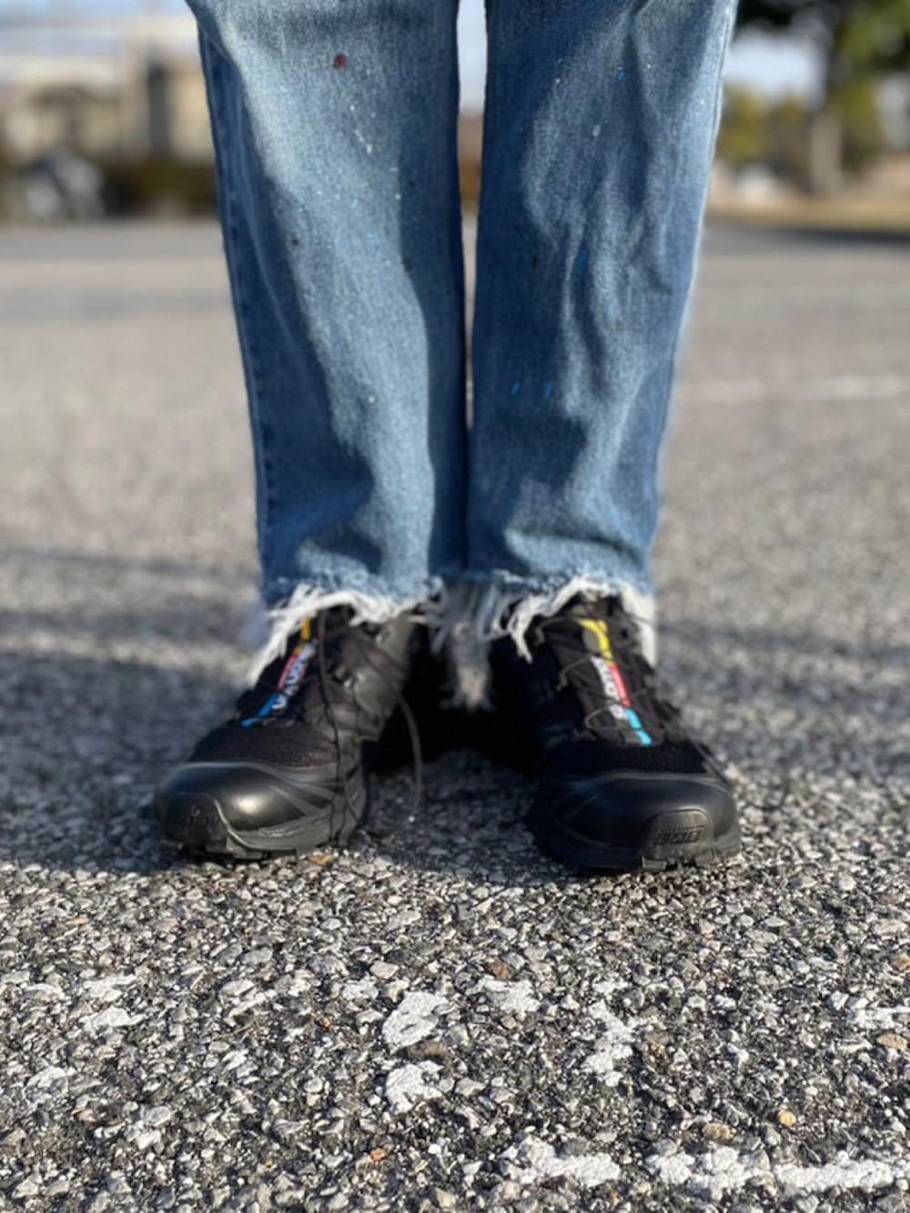 グレー系のシャツ/ブラウス、ブルー系のデニムパンツ、ブラック系のスニーカーを着用したメンズの春コーディネートの3枚目の写真