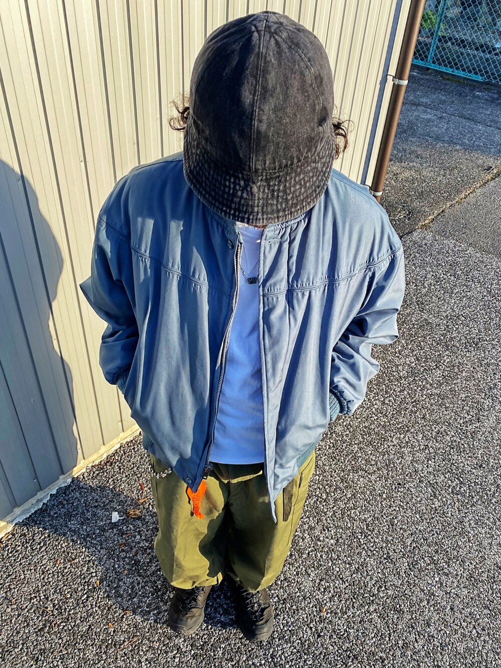 ブラック系のスニーカーを着用したメンズの冬コーディネートの5枚目の写真