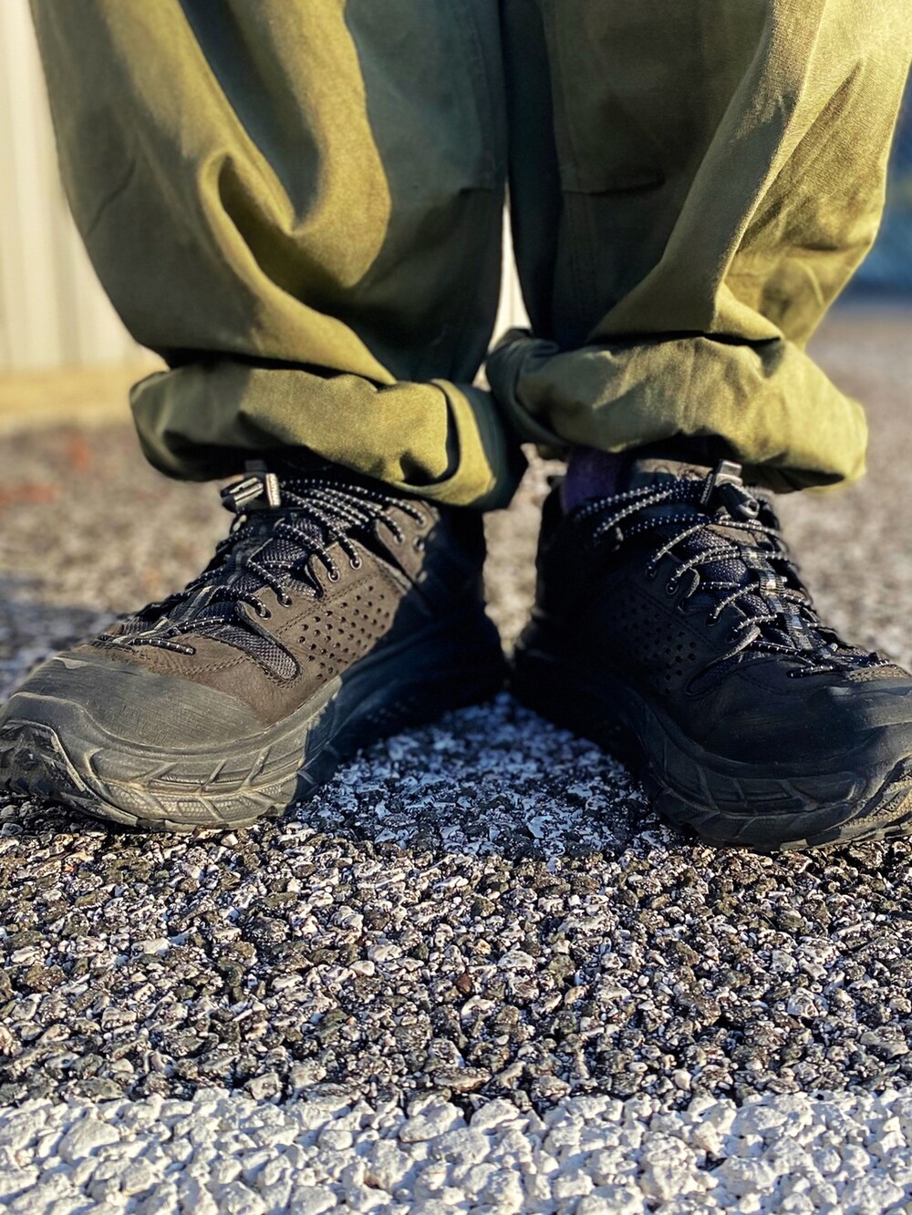 ブラック系のスニーカーを着用したメンズの冬コーディネートの3枚目の写真