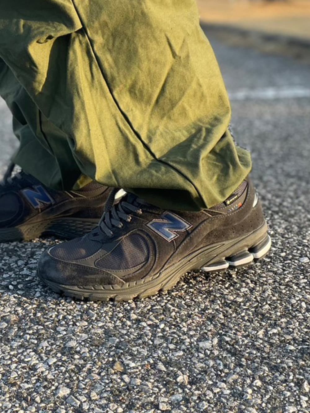 「700fill、M65、ミリタリー、カーゴパンツ、軍パン、休日スタイル、スポーツミックス、military、ニューバランス、m2002r、BEAMS、ootd、古着MIX、ラフコーデ、ジャージ」｜「700fillのアイテム（ナイロンジャケット、ブルー系）」を使った、locksnapbroさん（メンズ・175cm）の春コーディネートの4枚目の写真
