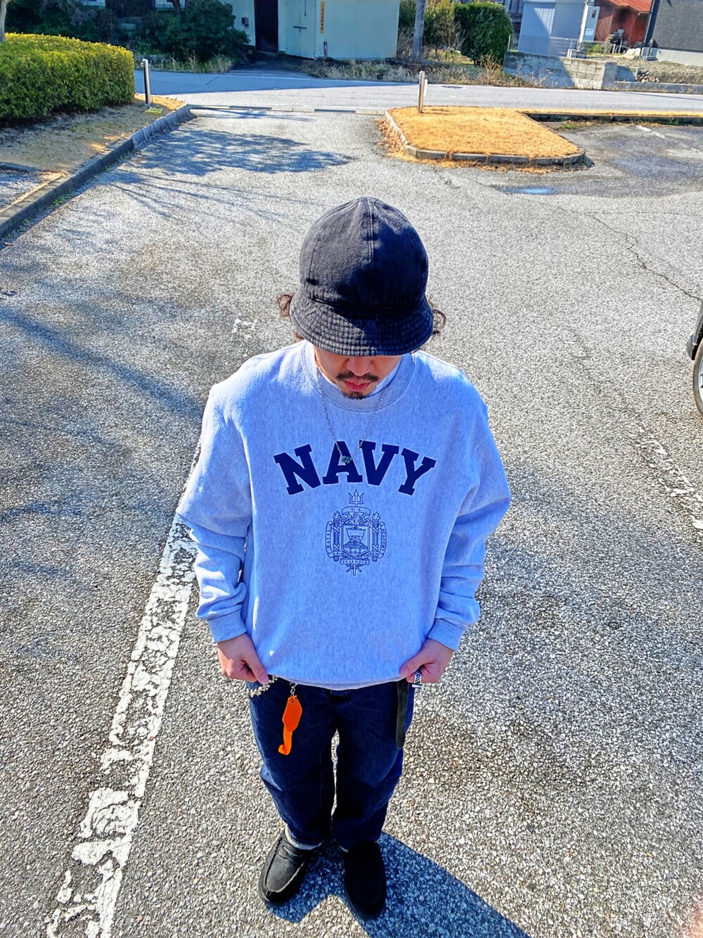 グレー系のスウェット、ブラック系のローファーを着用したメンズの冬コーディネートの4枚目の写真