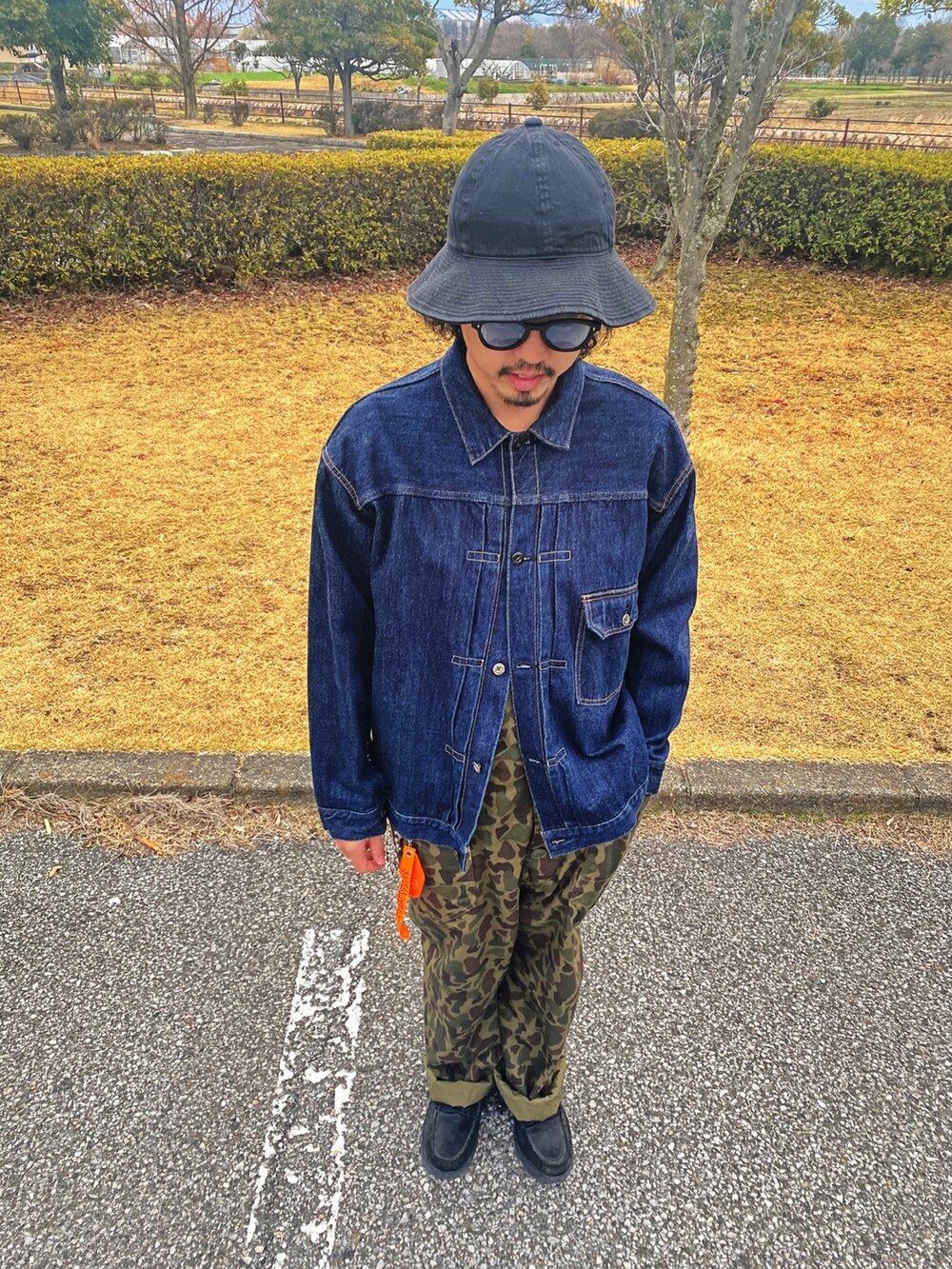 グリーン系のサロペット/オーバーオール、ブラック系のローファー、ブルー系のデニムジャケットを着用したメンズの春コーディネートの3枚目の写真