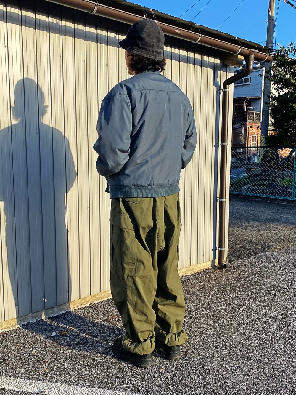 ブラック系のスニーカーを着用したメンズの冬コーディネートの2枚目の写真